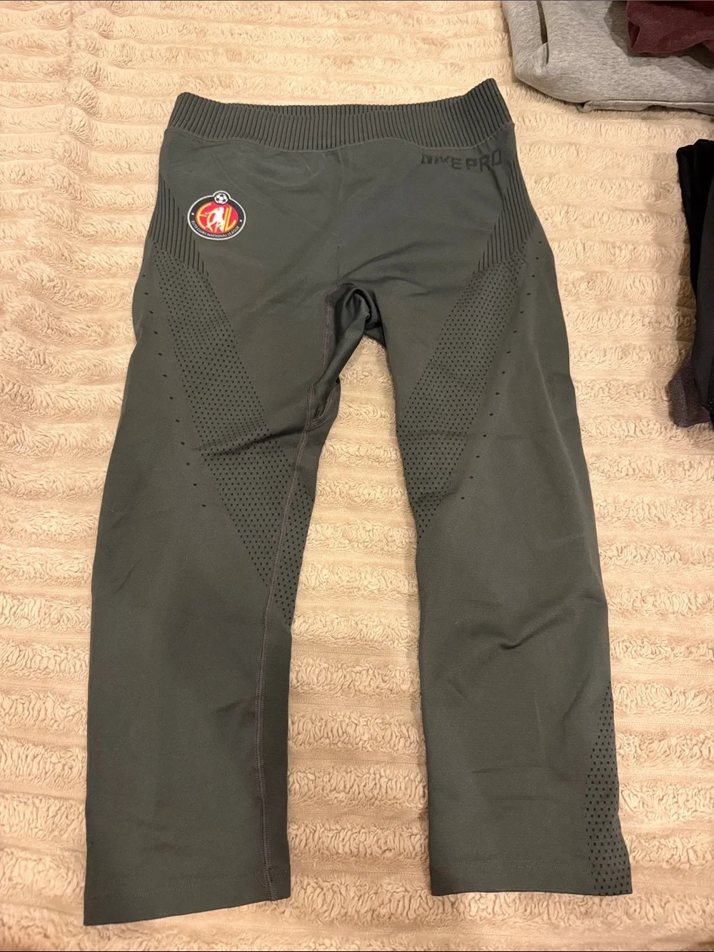 Nike Pro Women's dark grey cropped leggings
